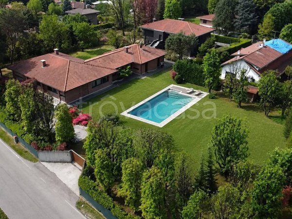 casa indipendente in vendita a Bregnano