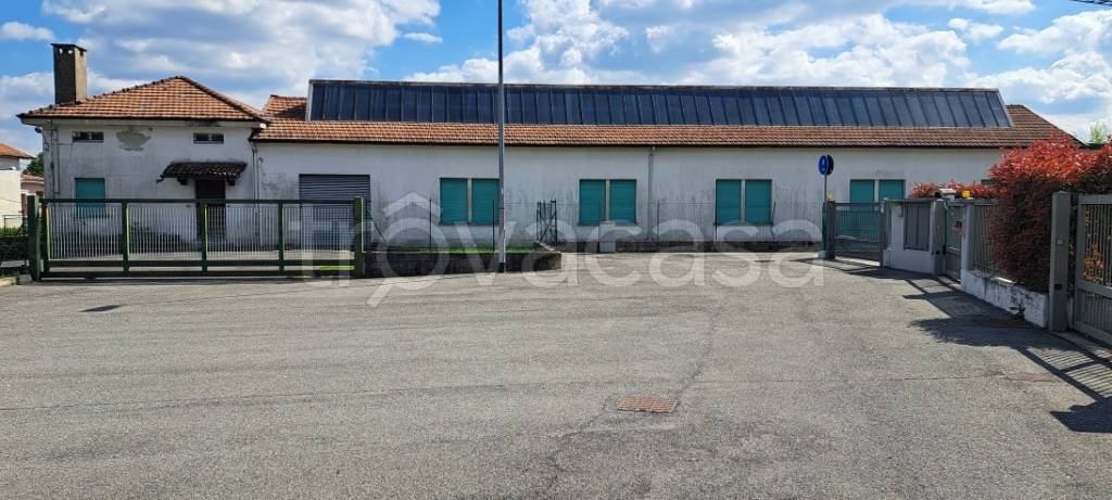 locale commerciale in vendita a Bregnano in zona Puginate