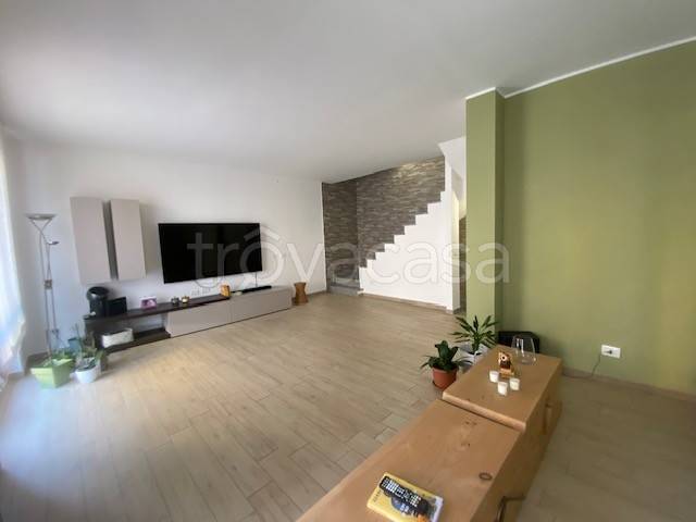 casa indipendente in vendita a Bregnano