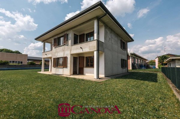 casa indipendente in vendita a Bregnano