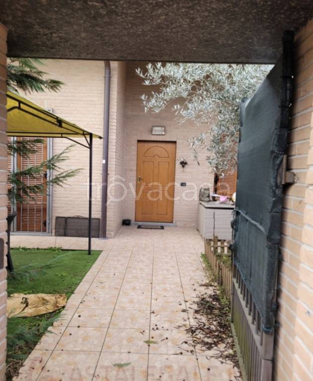 casa indipendente in vendita a Bregnano