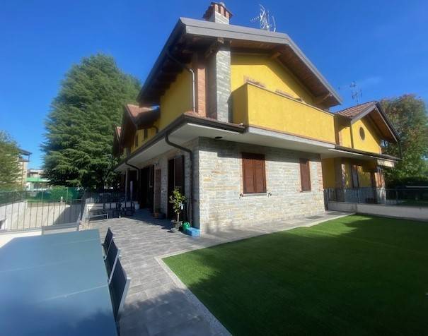 casa indipendente in vendita a Bregnano