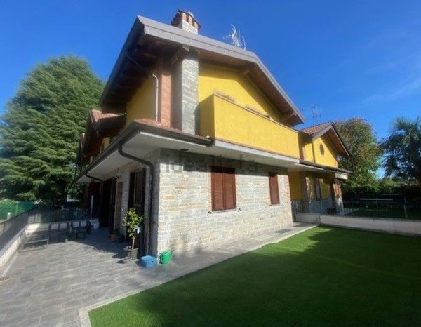 casa indipendente in vendita a Bregnano in zona San Michele