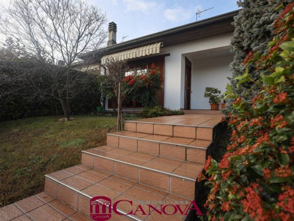casa indipendente in vendita a Bregnano in zona Menegardo