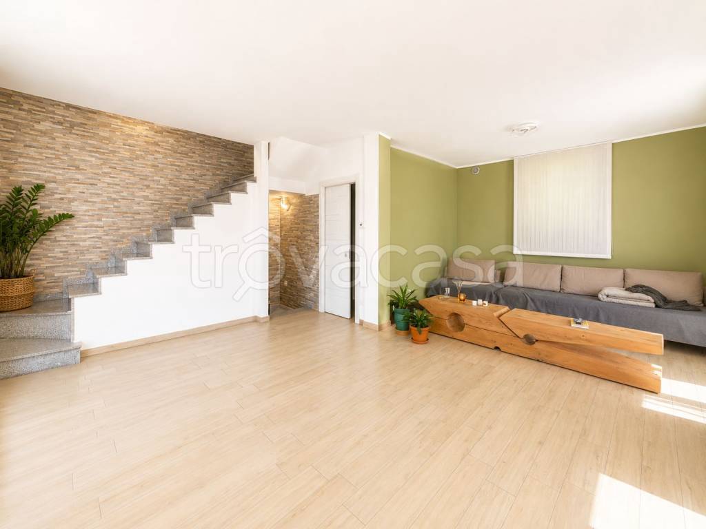 casa indipendente in vendita a Bregnano
