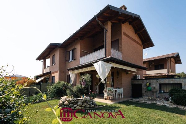 casa indipendente in vendita a Bregnano in zona San Rocco
