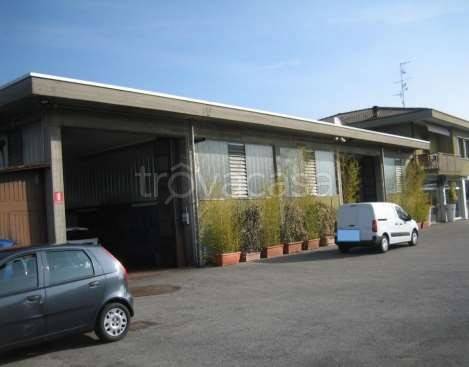 locale commerciale in vendita a Brenna