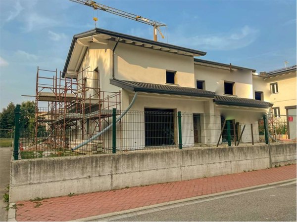 casa indipendente in vendita a Brenna