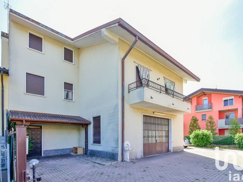 casa indipendente in vendita a Brenna