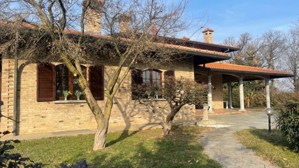 casa indipendente in vendita a Brenna