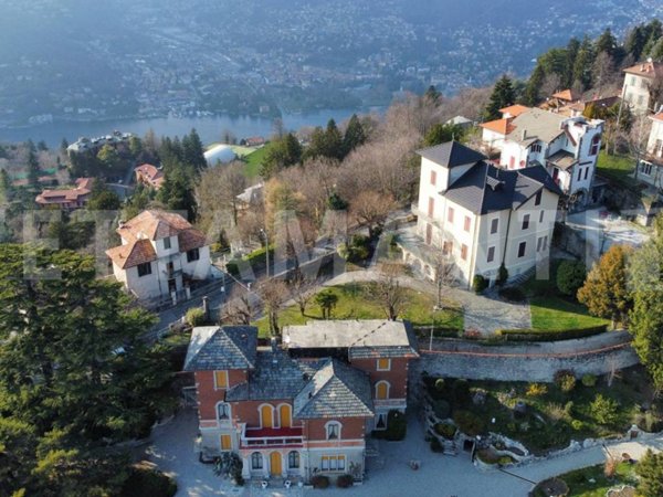 casa indipendente in vendita a Brunate