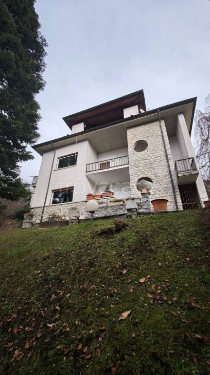 casa indipendente in vendita a Brunate