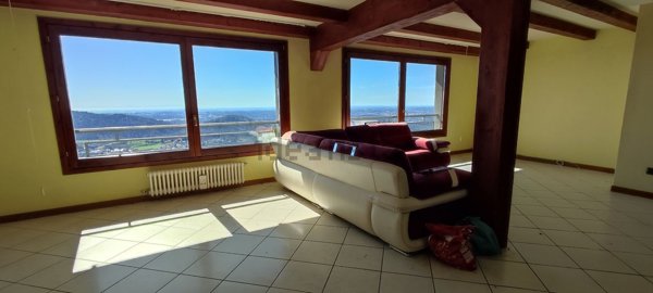 casa indipendente in vendita a Brunate