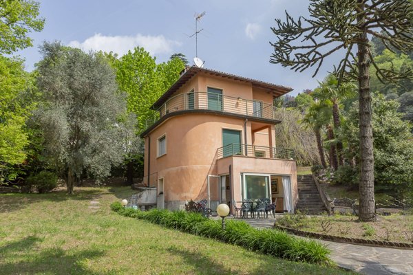 casa indipendente in vendita a Brunate in zona Carescione