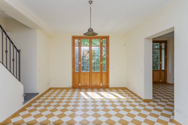 casa indipendente in vendita a Brunate in zona Carescione
