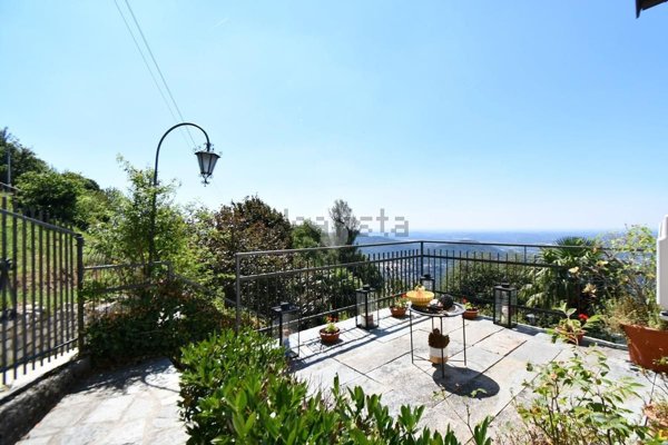 casa indipendente in vendita a Brunate in zona Laghetto