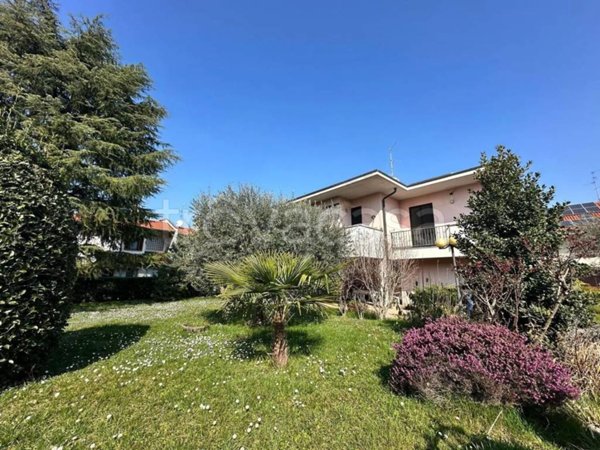 casa indipendente in vendita a Cabiate