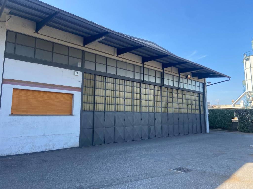 locale commerciale in vendita a Cabiate