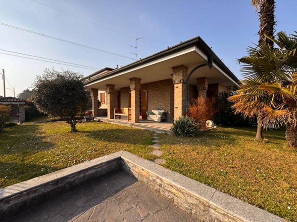 casa indipendente in vendita a Cabiate