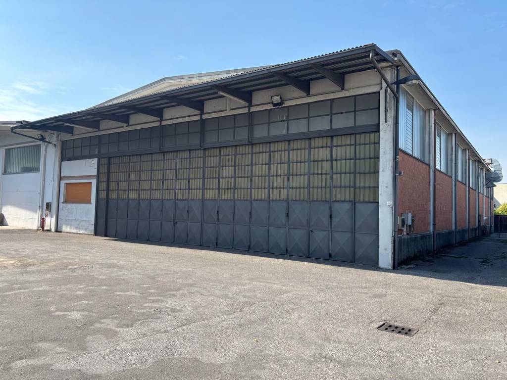 locale commerciale in vendita a Cabiate