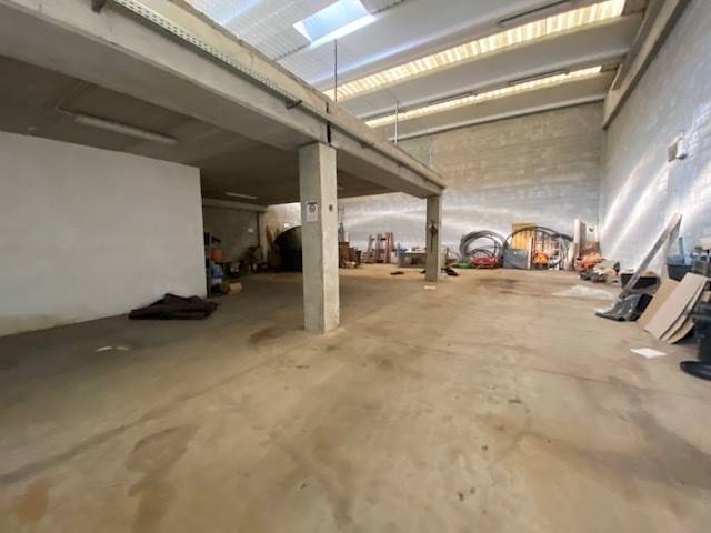 locale commerciale in vendita a Cadorago in zona Caslino al Piano