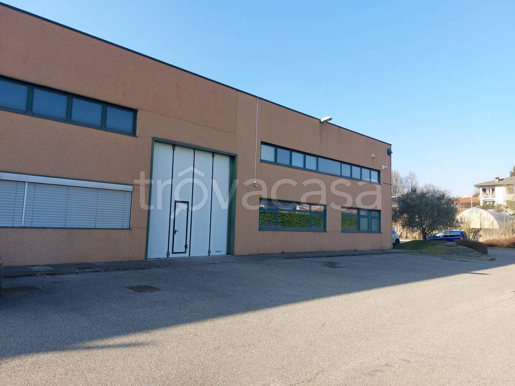 locale commerciale in vendita a Cadorago