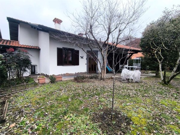 casa indipendente in vendita a Cadorago in zona Caslino al Piano