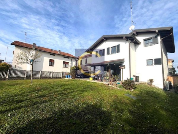 casa indipendente in vendita a Cadorago