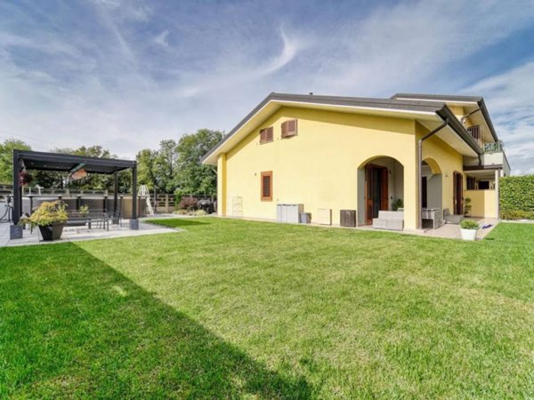 casa indipendente in vendita a Cadorago in zona Bulgorello
