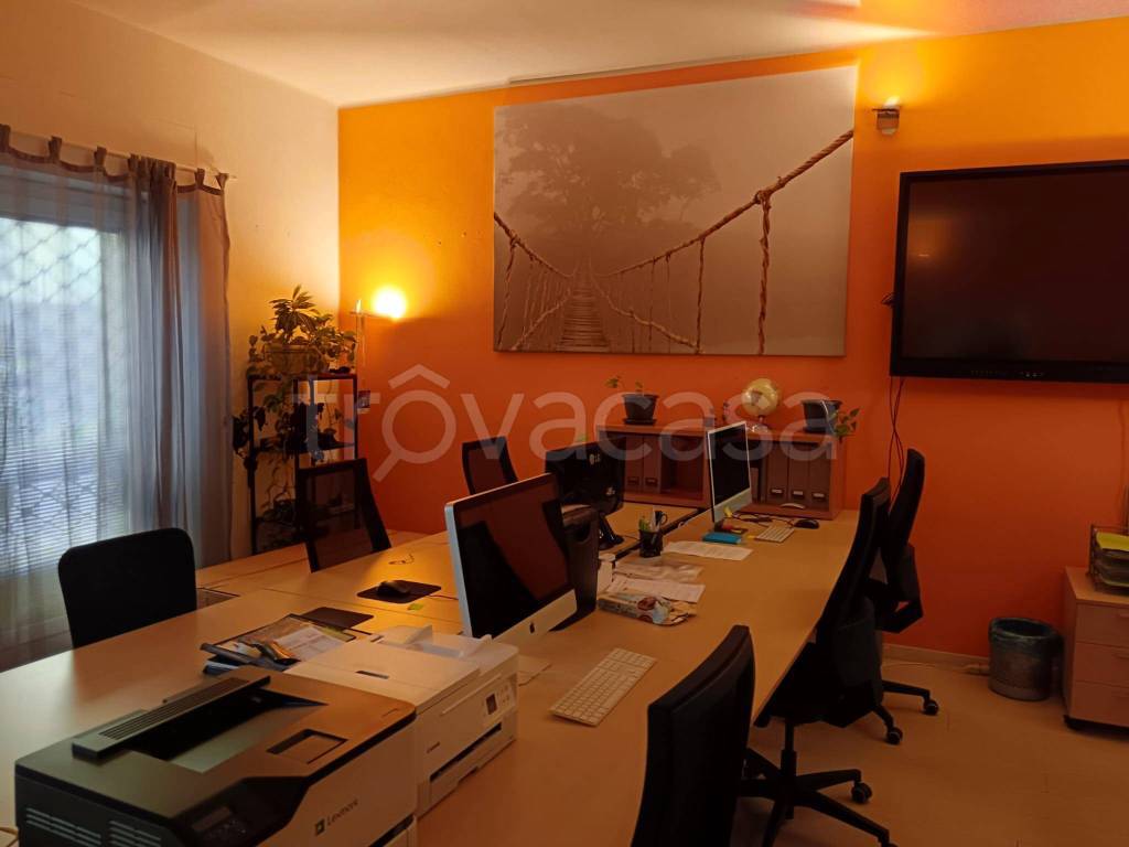 negozio in vendita a Cadorago in zona Bulgorello