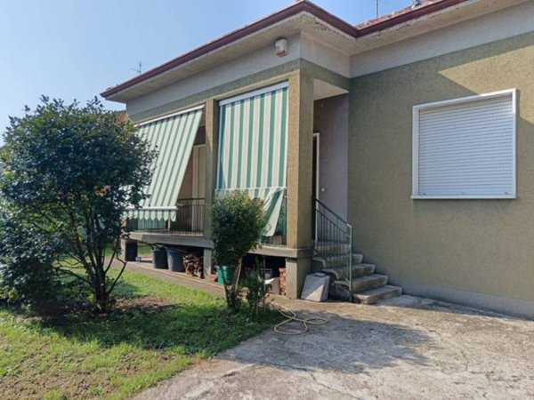 casa indipendente in vendita a Cadorago in zona Caslino al Piano