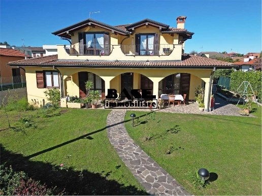 casa indipendente in vendita a Cadorago in zona Caslino al Piano