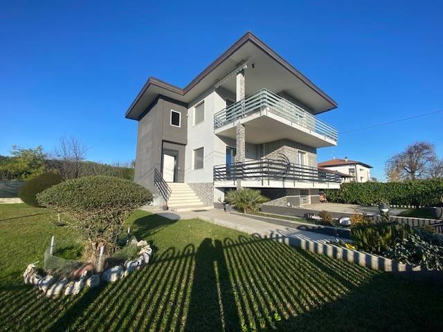 casa indipendente in vendita a Cadorago