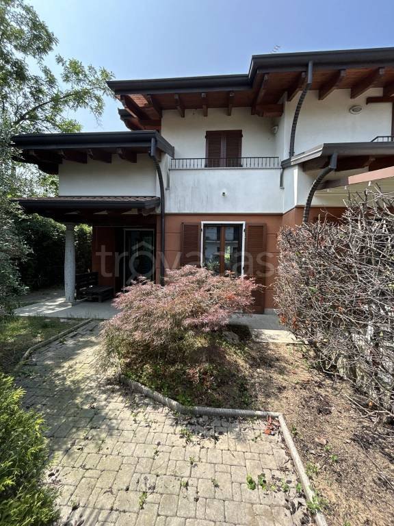 casa indipendente in vendita a Cadorago in zona Bulgorello