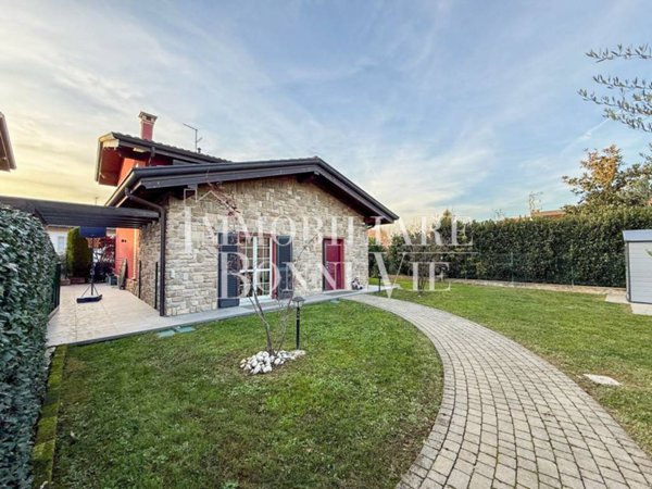 casa indipendente in vendita a Cadorago in zona Caslino al Piano