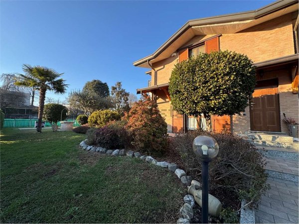 casa indipendente in vendita a Cadorago in zona Caslino al Piano