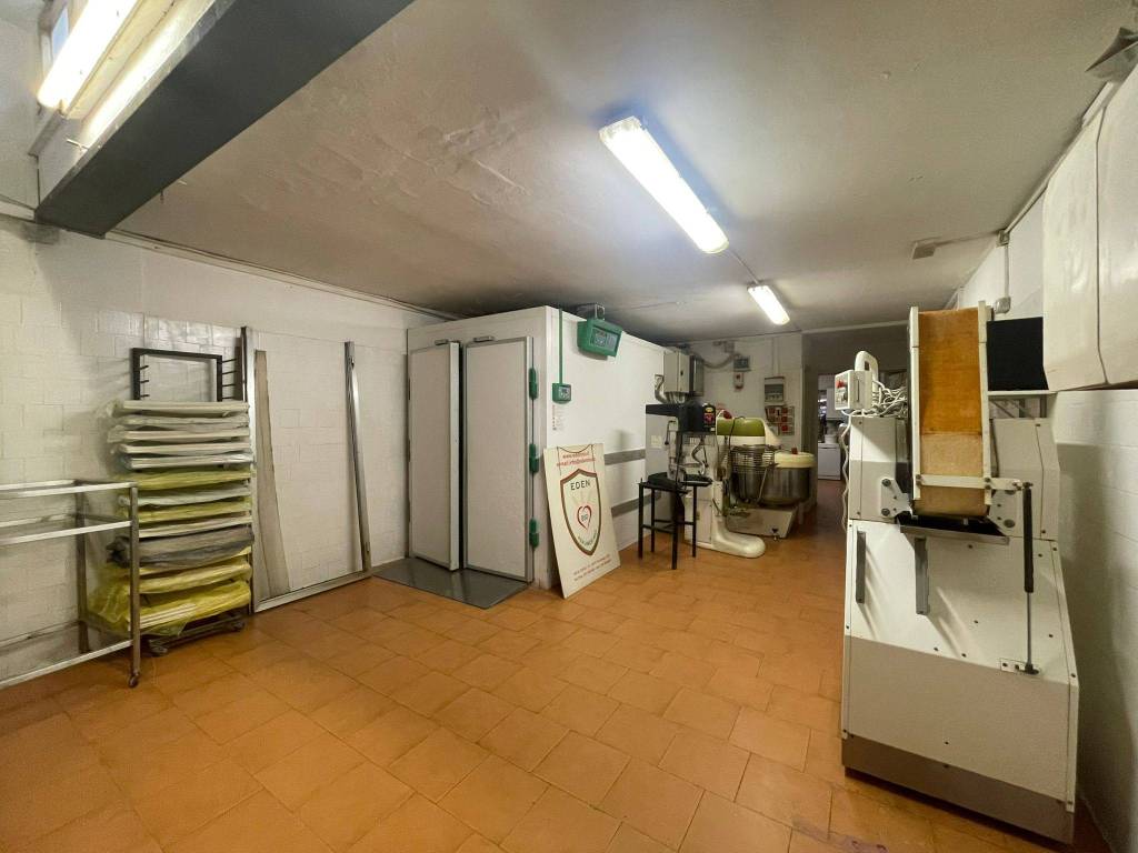 negozio in vendita a Cadorago in zona Caslino al Piano