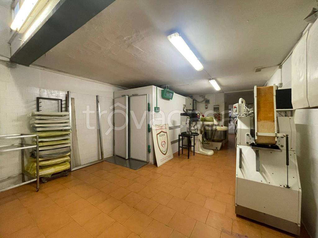 negozio in vendita a Cadorago in zona Caslino al Piano