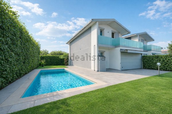 casa indipendente in vendita a Cadorago