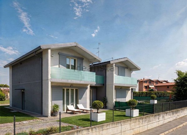 casa indipendente in vendita a Cadorago in zona Caslino al Piano