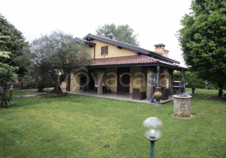 casa indipendente in vendita a Cadorago in zona Caslino al Piano