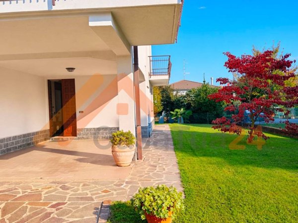 casa indipendente in vendita a Cadorago in zona Caslino al Piano