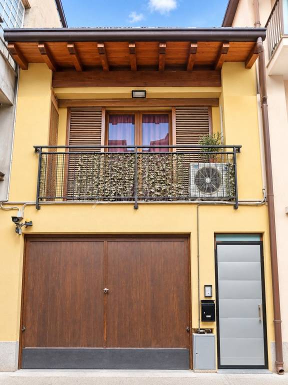 casa indipendente in vendita a Cadorago in zona Caslino al Piano