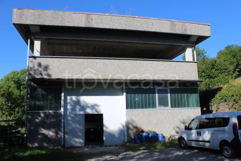 locale commerciale in vendita a Caglio