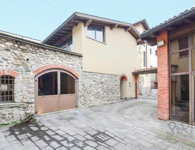 casa indipendente in vendita a Cantù