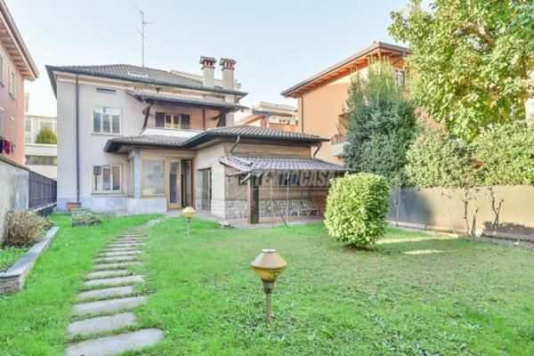 casa indipendente in vendita a Cantù