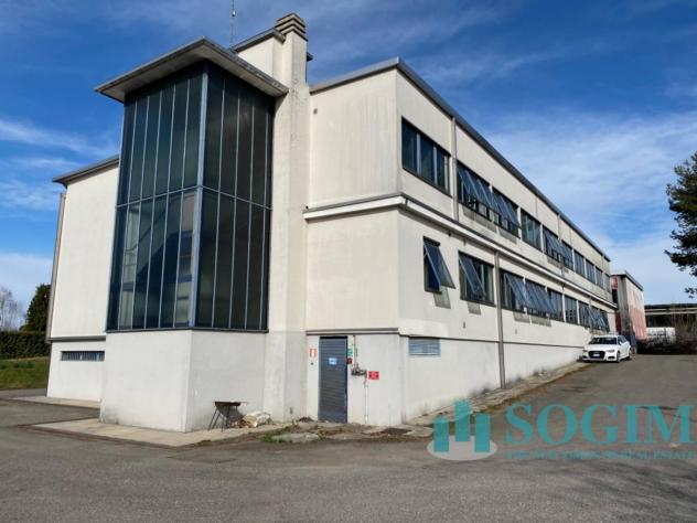 negozio in vendita a Cantù in zona Cascina Amata