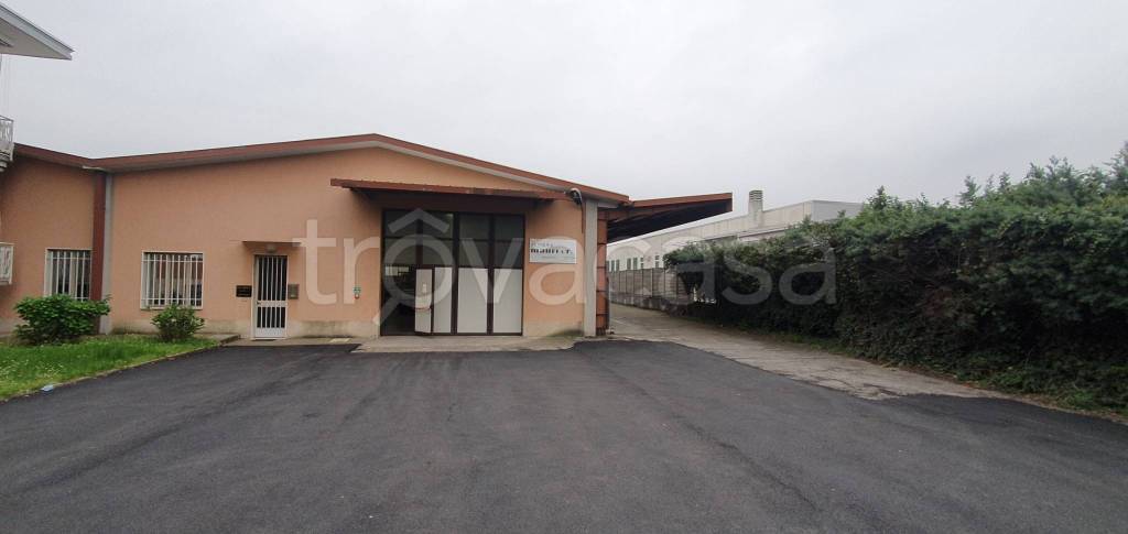 locale commerciale in vendita a Cantù