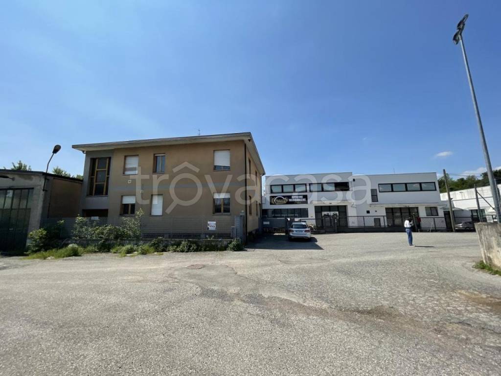 locale commerciale in vendita a Cantù