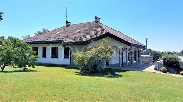 casa indipendente in vendita a Cantù in zona Fecchio